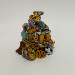 スポーツ ファンティック ベア 3 つのヒンジ付きコンパートメント付き ~ リモージュ トリンケット ボックス ~ フランス ペイントメイン (手描き) ~ バスケットボール 野球 サッカー テニス