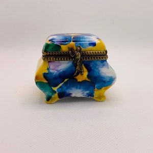 Gorgeous “Violet Petals” Limoges Trinket Box ~ Rochard ~ Peint main (Hand-painted) in Limoges, France