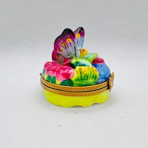 Gorgeous BUTTERFLY on Leaf by LAKE ~ Limoges Trinket Box ~ Peint main (Hand-Painted) in Limoges, France