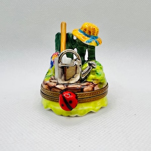GORGEOUS Garden Scene w/ Ladybug ~ ROCHARD ~ Limoges Box ~ Peint main (Hand-painted) in Limoges, France ~ Gardener