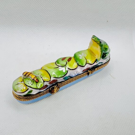池の中のミツバチとカエルの精巧なデザイン～リモージュ製小物入れ