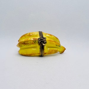 BANANAS BUNCH ~ Limoges Trinket Box ~ Peint main (Hand-Painted) in Limoges, France ~ Fruit Vegetables