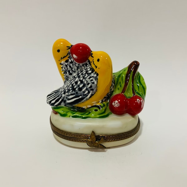 Romantic Lovebirds Eating Cherries ~ Limoges Trinket Box ~ Peint main (Hand-Painted) in Limoges, France ~ Wedding Valentine Engagement Gift