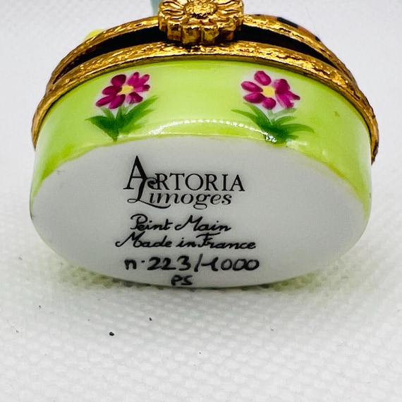 Exquisite, Rare BUMBLE BEE ~ Artoria ~ Limoges Trinket Box