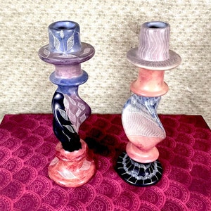 Vintage Paar handgeschnitzte kenianische Besmo Speckstein-Kerzenhalter, bunt, Blattätzungen, ausgezeichneter Zustand