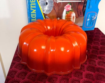 Vintage Nordic Ware Heavy Duty Aluminum Bundt Baking Pan with Teflon Coating, Ombre Tangerine finish - 12 cup - Unused?  Excellent Condition