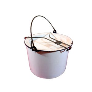 Peut inclure: Seau en émail blanc avec un bord et une poignée noirs. Le seau a un couvercle avec une poignée en fil de fer et un fermoir en métal. Il est probablement utilisé pour le camping ou les activités de plein air.