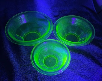 Set of 3 Vintage Nesting Uranium / Vasoline Glass Scalloped Mixing Bowls - Hazel-Atlas Rest Well Line - Excellent Condition - FREE SHIPPING