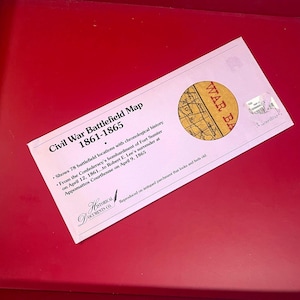 Puede incluir: Un mapa del campo de batalla de la Guerra Civil, 1861-1865, sobre pergamino envejecido. El mapa muestra 78 ubicaciones de campos de batalla, desde el bombardeo de Fort Sumter hasta la rendición de Robert E. Lee. El mapa incluye un gráfico circular con las palabras "WAR BA".