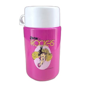 Termo rosa vintage de Barbie y los Rockeros, 1987, completo, en muy buen estado.