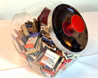 Tarro de cristal antiguo para mostrador, tapa cromada, pomo rojo, colección de cajas de cerillas (años 40-80).