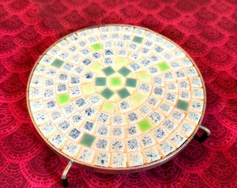 Dessous de plat en carreaux de mosaïque MCM vintage - Plaque chauffante avec pieds ronds de 6 po. - Décoration de cuisine géométrique verte et blanche du milieu du siècle - Support pour plantes de l'ère atomique