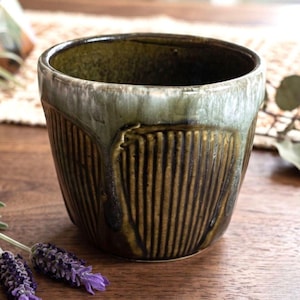 Pot de fleurs vintage RRP Co Roseville Ohio à glaçure coulante, en céramique cannelée vert mousse et marron, style art moderne du milieu du siècle.