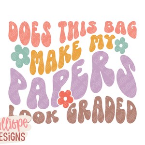 Pu&ograve; includere: Su sfondo bianco, testo multicolore "DOES THIS BAG MAKE MY PAPERS LOOK GRADED" con fiori e "Kalliope DESIGNS" in basso. Tipografia retr&ograve; e colori vivaci per un design originale.