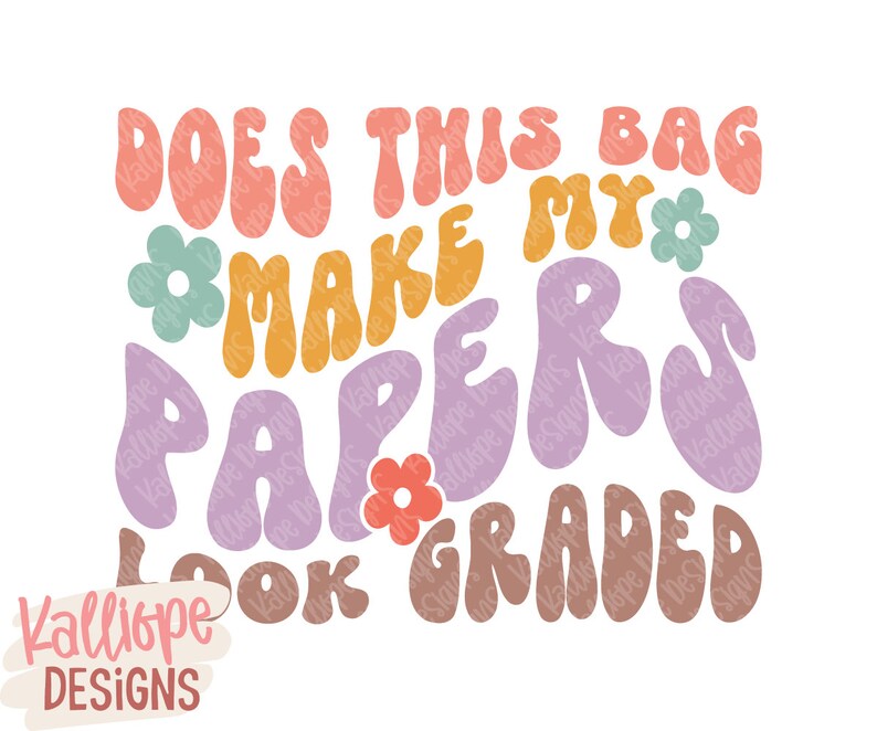 Pu&ograve; includere: Su sfondo bianco, testo multicolore "DOES THIS BAG MAKE MY PAPERS LOOK GRADED" con fiori e "Kalliope DESIGNS" in basso. Tipografia retr&ograve; e colori vivaci per un design originale.