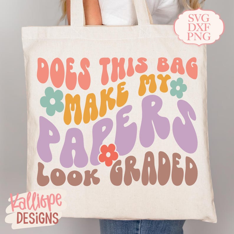 Pu&ograve; includere: Borsa tote color crema con la scritta "DOES THIS BAG MAKE MY PAPERS LOOK GRADED" in stile retr&ograve;. Il testo &egrave; nei toni dell'arancione, giallo, viola e marrone, con dettagli floreali. La borsa ha un design semplice ed &egrave; in tessuto naturale.