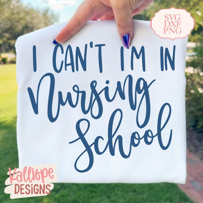 K&ouml;nnte beinhalten: Wei&szlig;es T-Shirt mit dem marineblauen Text "I CAN'T I'M IN Nursing School". Das Shirt zeigt auch den Text "Kalliope Designs" in Rosa und eine kleine Grafik mit der Aufschrift "SVG DXF PNG".