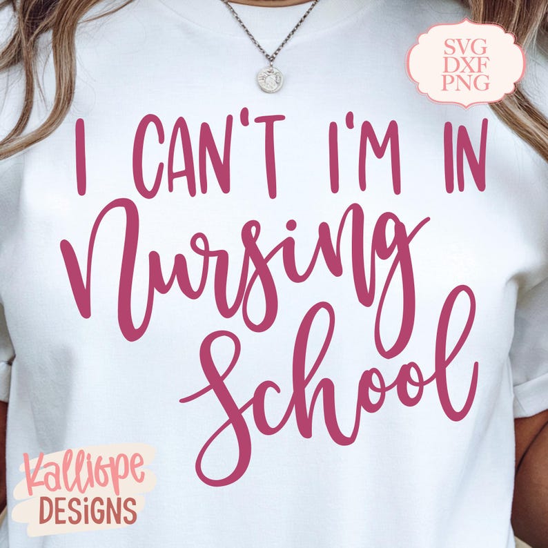 K&ouml;nnte beinhalten: Wei&szlig;es T-Shirt mit dem Text "I CAN'T I'M IN Nursing School" in pinkfarbener Schrift. Das T-Shirt hat auch den Text "Kalliope DESIGNS" und eine kleine Grafik. Geeignet f&uuml;r Krankenpflegesch&uuml;ler.