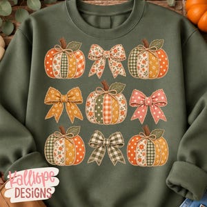 Peut inclure: Un sweat-shirt à col rond vert olive orné d'un motif répétitif de quatre citrouilles et trois nœuds. Les citrouilles sont composées de sections en patchwork orange, vert et blanc avec des imprimés floraux, vichy et à pois. Les nœuds sont assortis.