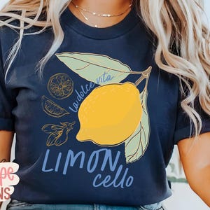 K&ouml;nnte beinhalten: Marineblaues T-Shirt mit einem Zitronen-Design. Die Grafik zeigt eine gelbe Zitrone, gr&uuml;ne Bl&auml;tter und die W&ouml;rter "La dolce vita" und "Limoncello". Ein l&auml;ssiges Kleidungsst&uuml;ck.