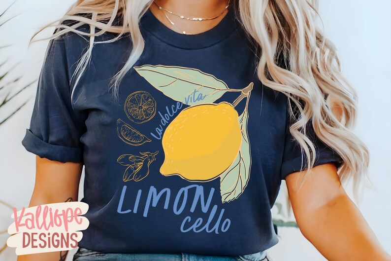 K&ouml;nnte beinhalten: Marineblaues T-Shirt mit einem Zitronen-Design. Die Grafik zeigt eine gelbe Zitrone, gr&uuml;ne Bl&auml;tter und die W&ouml;rter "La dolce vita" und "Limoncello". Ein l&auml;ssiges Kleidungsst&uuml;ck.