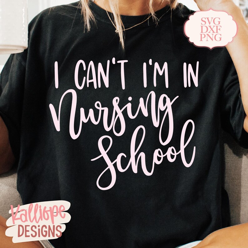 K&ouml;nnte beinhalten: Schwarzes T-Shirt mit dem Text "I CAN'T I'M IN Nursing School" in wei&szlig;er und rosa Schrift. Das Shirt zeigt auch den Text "SVG DXF PNG" in einer rosa Blase und das Logo "Kalliope DESIGNS".