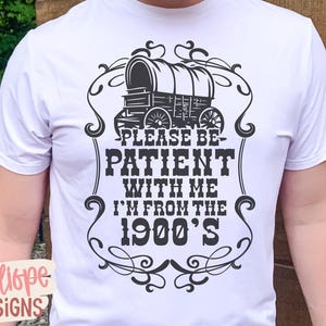 Wees geduldig, ik kom uit de jaren 1900 SVG, grappig grafisch T-shirtontwerp, vintage SVG, Unisex T-shirt SVG, digitale download, Cricut, silhouet