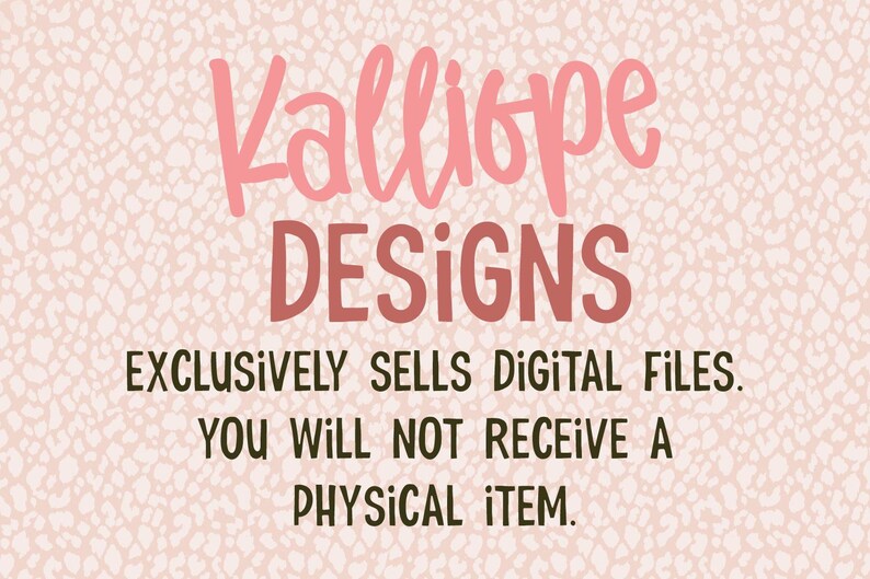 Pu&ograve; includere: Testo rosa su sfondo rosa chiaro con motivo leopardato. Il testo recita "Kalliope DESIGNS" in stile scritto a mano. Sotto, si legge "VENDE ESCLUSIVAMENTE FILE DIGITALI. NON RICEVERAI UN ARTICOLO FISICO."