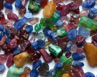 Natuurlijke ruwe edelsteenmix, saffier, robijn, smaragd, veel spinel