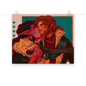 Könnte beinhalten: Eine digitale Illustration eines Paares, ein menschlicher Mann mit Bart und eine Frau mit lila Haaren und spitzen Ohren, die sich küssen. Die Frau hält ein Schwert. Der Hintergrund ist in Türkis gehalten.