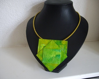 Carry a piece of art with you: with a necklace of handmade paper.