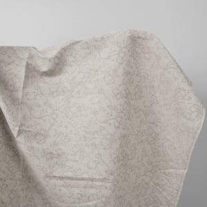 Tejido jacquard de lino y algodón beige con estampado floral / Tejido de media tela / Ancho 150 cm (59&quot;) / Gramaje 210 g/m² (6,19 oz/yd) / Fabricado por Siulas