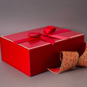 Rot und Gold Personalisierte Valentinstag Magnetbox mit Schleifenband - Leere Weihnachtsbox - Geschenkbox für Sie oder Ihn mit Namen