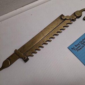 Antiker Messing-Sägezahnhaken zum Aufhängen von Sägen, Herdplatten und Töpfen