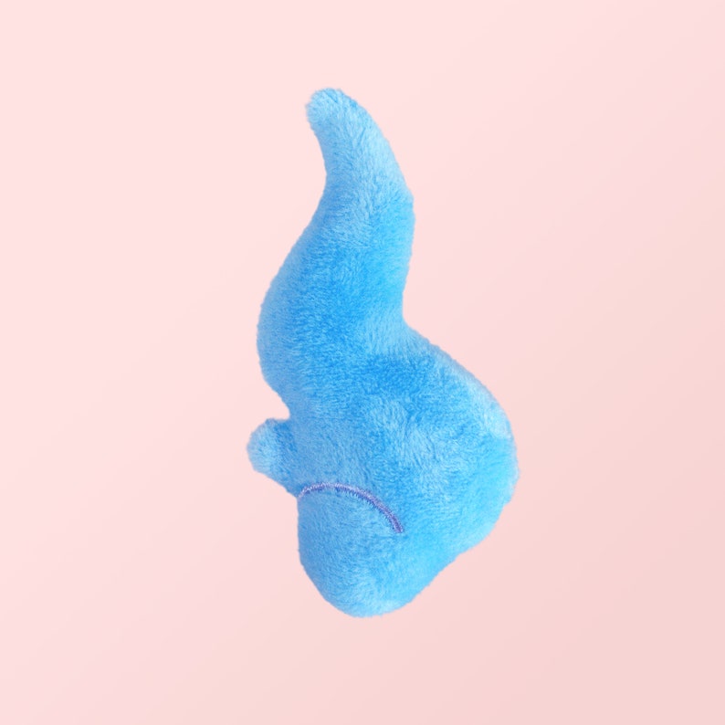 Puede incluir: Un juguete de peluche azul claro con forma de llama. El juguete es suave y esponjoso, y ser&iacute;a una gran adici&oacute;n a la habitaci&oacute;n de cualquier ni&ntilde;o.