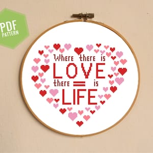 クロスステッチの引用パターン「LOVE is LIFE」は、モダンな壁の装飾DIYやバレンタインデーのクラフト愛好家へのギフトに最適です。