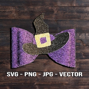 Puede incluir: Lazo de purpurina morado con un sombrero de bruja de purpurina negra en el centro. El sombrero tiene una hebilla dorada y una punta puntiaguda.