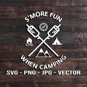 Puede incluir: Diseño gráfico blanco sobre un fondo de madera marrón. El diseño presenta dos palos cruzados con malvaviscos, una fogata, una tienda de campaña, montañas, una brújula y el texto "S'more Fun When Camping". También se incluye el texto "SVG - PNG - JPG - VECTOR".