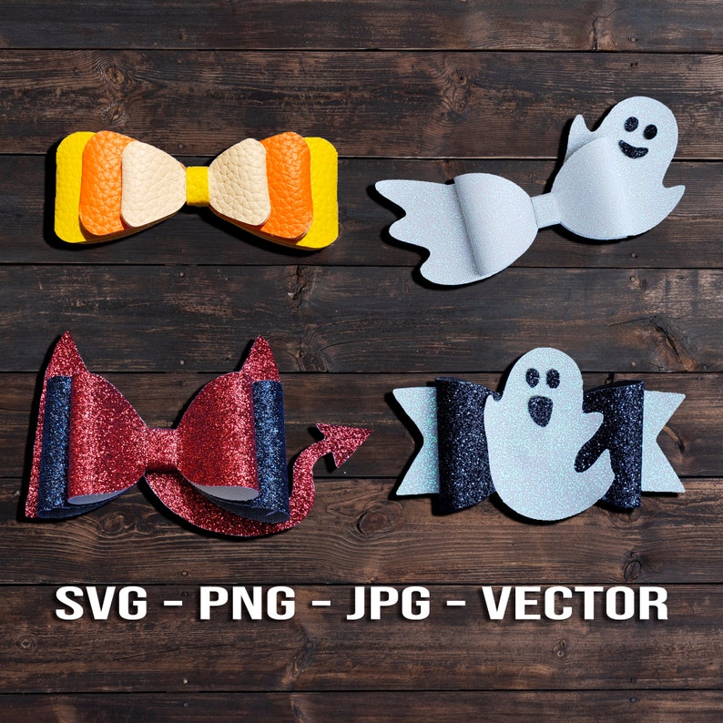 Op de afbeelding: Vier Halloween-haarbandjes met verschillende ontwerpen. De eerste strik is geel en oranje met een snoepstokmotief. De tweede strik is blauw en wit met een spookontwerp. De derde strik is rood en zwart met een duivelontwerp. De vierde strik is blauw en wit met een spookontwerp. De tekst "SVG - PNG - JPG - VECTOR" staat onderaan de afbeelding.