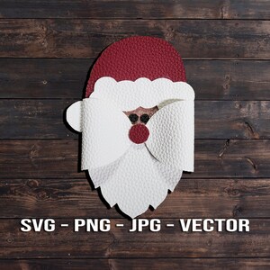 Puede incluir: Una cabeza de Papá Noel de fieltro blanco y rojo con barba blanca y nariz roja. La cabeza de Papá Noel está sobre un fondo de madera marrón.