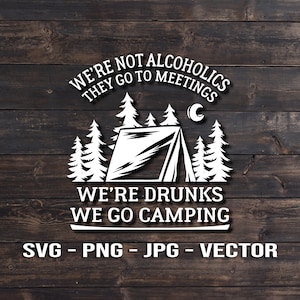 Puede incluir: Un diseño gráfico blanco sobre un fondo de madera con una tienda de campaña, árboles y una luna creciente. El texto dice "We're not alcoholics they go to meetings. We're drunks we go camping. SVG - PNG - JPG - VECTOR"