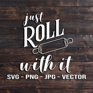 Puede incluir: Texto blanco sobre un fondo de madera marrón que dice "just roll with it" con un gráfico de rodillo. Debajo del texto está "SVG - PNG - JPG - VECTOR".