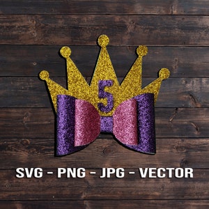 Puede incluir: Corona dorada con purpurina con un lazo de purpurina morado y rosa y el número 5 en el centro.  SVG - PNG - JPG - VECTOR
