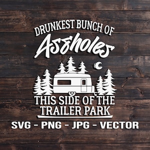 Puede incluir: Texto blanco sobre fondo de madera que dice "Drunkest Bunch of Assholes This Side of the Trailer Park". Una caravana blanca y árboles están en el centro del texto. Debajo del texto está "SVG - PNG - JPG - VECTOR".