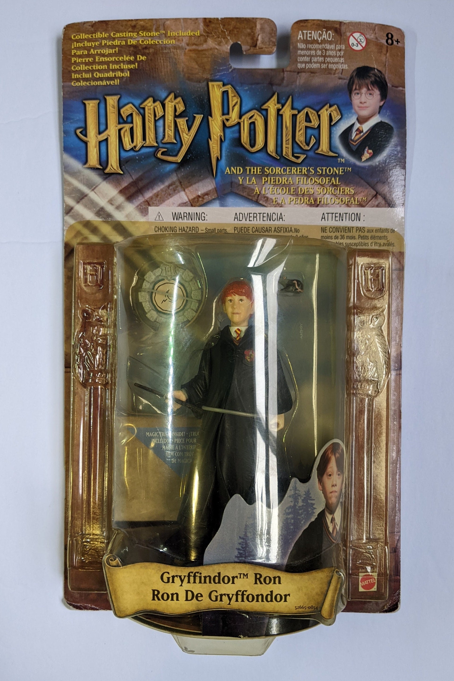 Figurine Harry Potter sur une pile de Grimoires - Boutique Harry