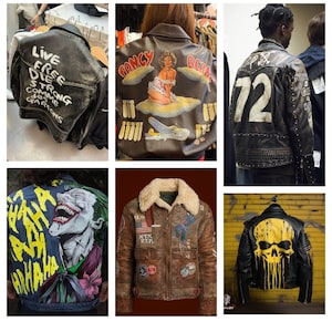 Könnte beinhalten: Eine Sammlung von Lederjacken mit einzigartigen Designs. Eine Jacke zeigt den Text "LIVE FREE DIE STRONG COMME DES GARCONS". Eine andere zeigt ein Pin-up-Girl und den Text "FANCY BERTA". Andere Jacken haben einen Totenkopf, die Nummer 72 und eine Joker-Grafik.