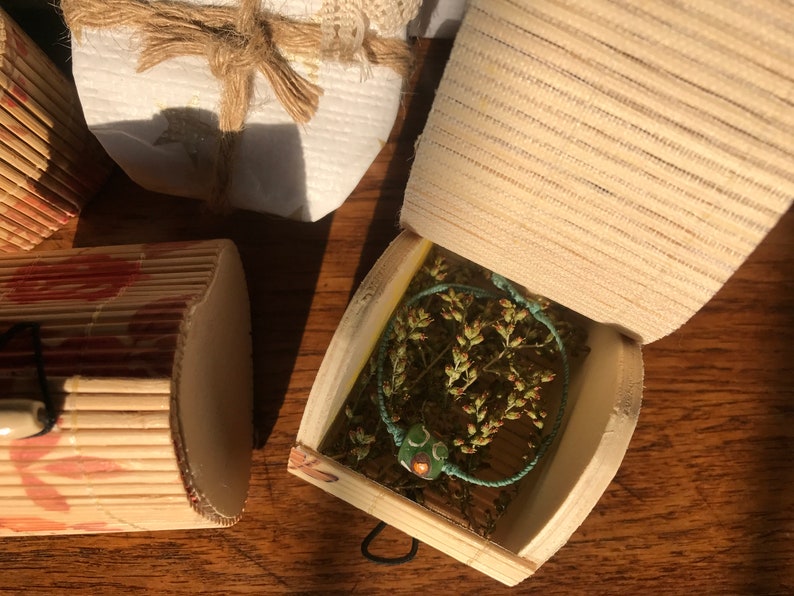 pulsera tejida con abalorio Pulsera de hilo encerado o macram\u00e9 dibujada a mano artesanalmente Pulsera con bola de cer\u00e1mica de la amistad