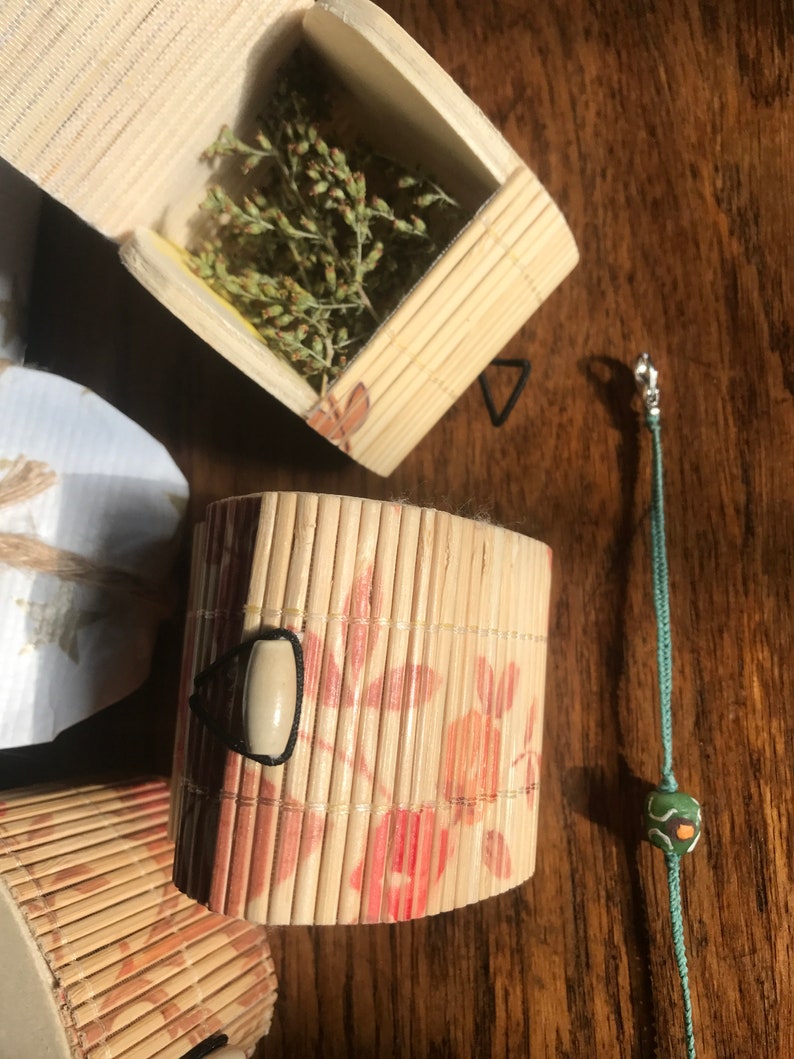 pulsera tejida con abalorio Pulsera de hilo encerado o macram\u00e9 dibujada a mano artesanalmente Pulsera con bola de cer\u00e1mica de la amistad