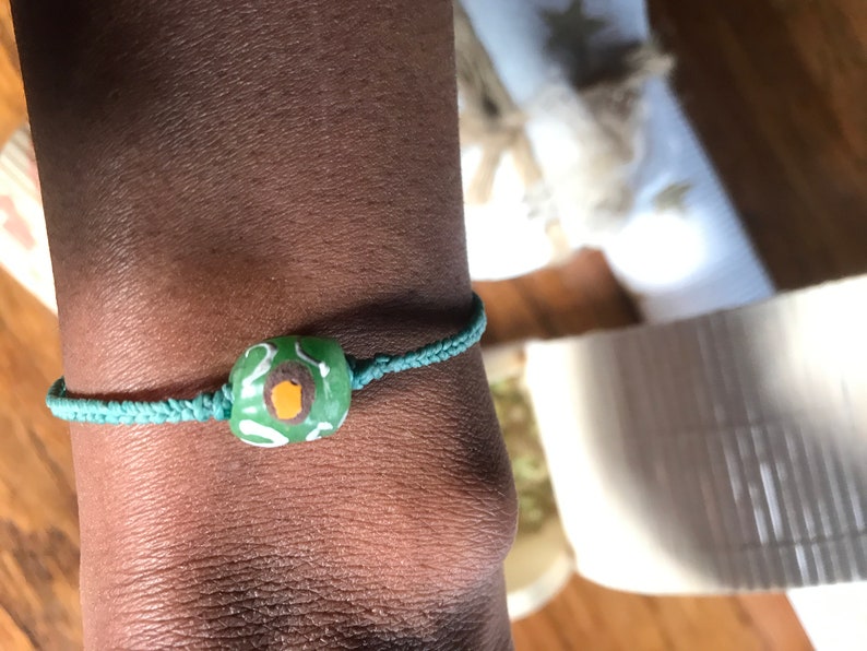 pulsera tejida con abalorio Pulsera de hilo encerado o macram\u00e9 dibujada a mano artesanalmente Pulsera con bola de cer\u00e1mica de la amistad