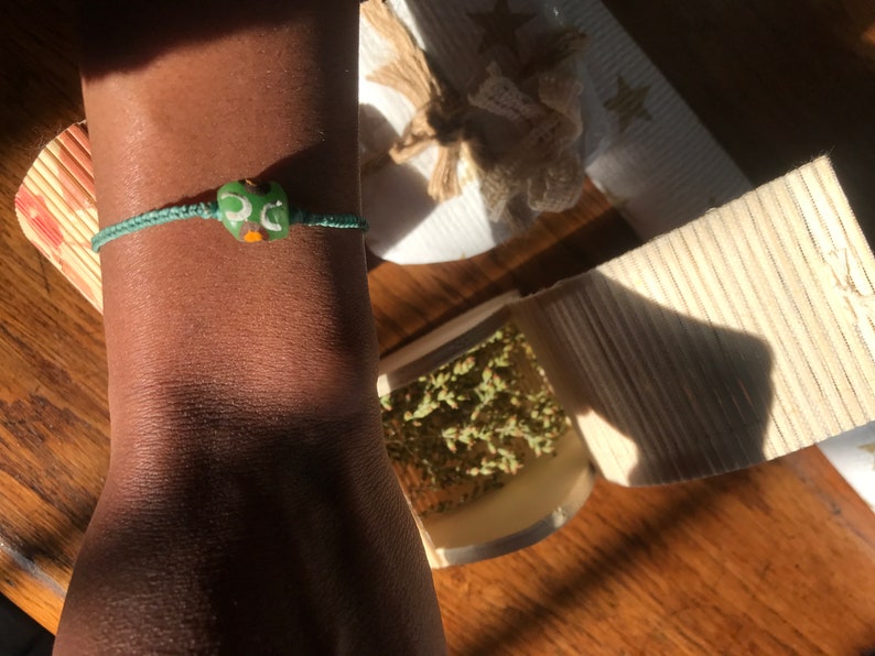 pulsera tejida con abalorio Pulsera de hilo encerado o macram\u00e9 dibujada a mano artesanalmente Pulsera con bola de cer\u00e1mica de la amistad